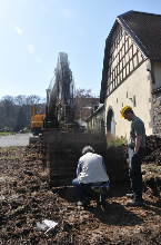 03.04.2009 - Frank blickt dem Bagger mit der Kamera auf die Schaufel. (Sequenz-Montage) / Klick vergrößert Bild