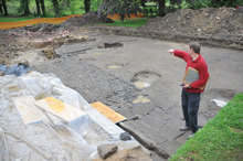 08.05.2009 - Hr. Keller erklärt die jüngsten Grabungsfortschritte: hier der Innenhof des Anbaus am Konversentrakt aus dem Barock. / Klick vergrößert Bild