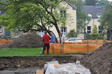 08.05.2009 - Hr. Keller, Frank und Claus im Gespräch; die Grasnarbe lässt die Grabungstiefe dieses Planums erkenen / Klick vergrößert Bild