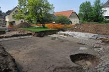 08.05.2009 - Das "geputzte" Planum des Innenhofs aus dem 18. Jh. / Klick vergrößert Bild