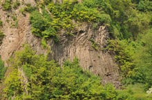 08.05.2009 - Der geologische Aufschluss zeigt, dass hier vulkanische Aktivitäten stattfanden. / Klick vergrößert Bild